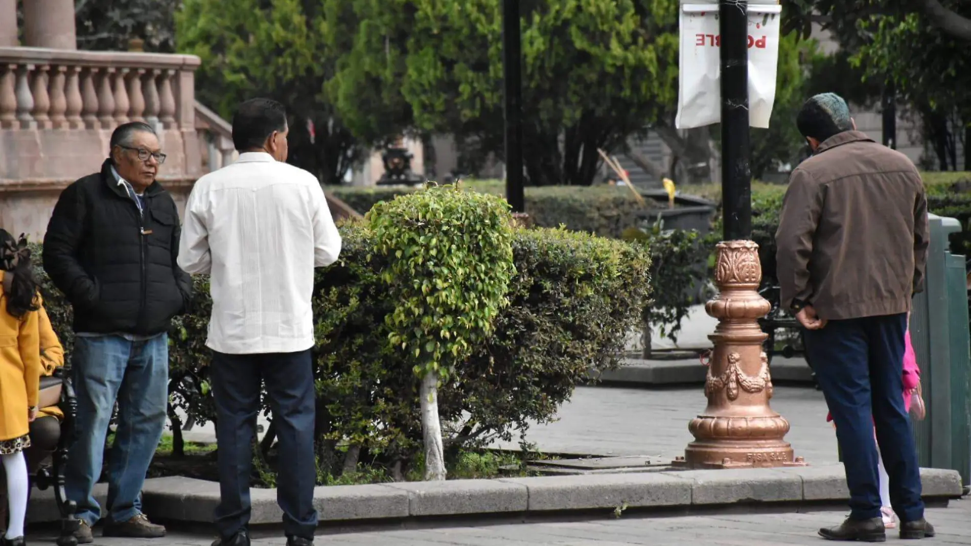 hombres gente en la calle caminando (4)